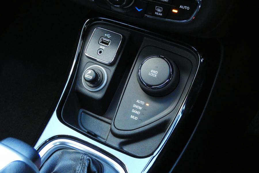 Детали интерьера Jeep Compass Limited (MP) 2017 года  (JP) (фото 9 из 9)